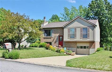 Grreat curb appeal on this one owner Bi-Level in the Fox Run area of Oakbrook.