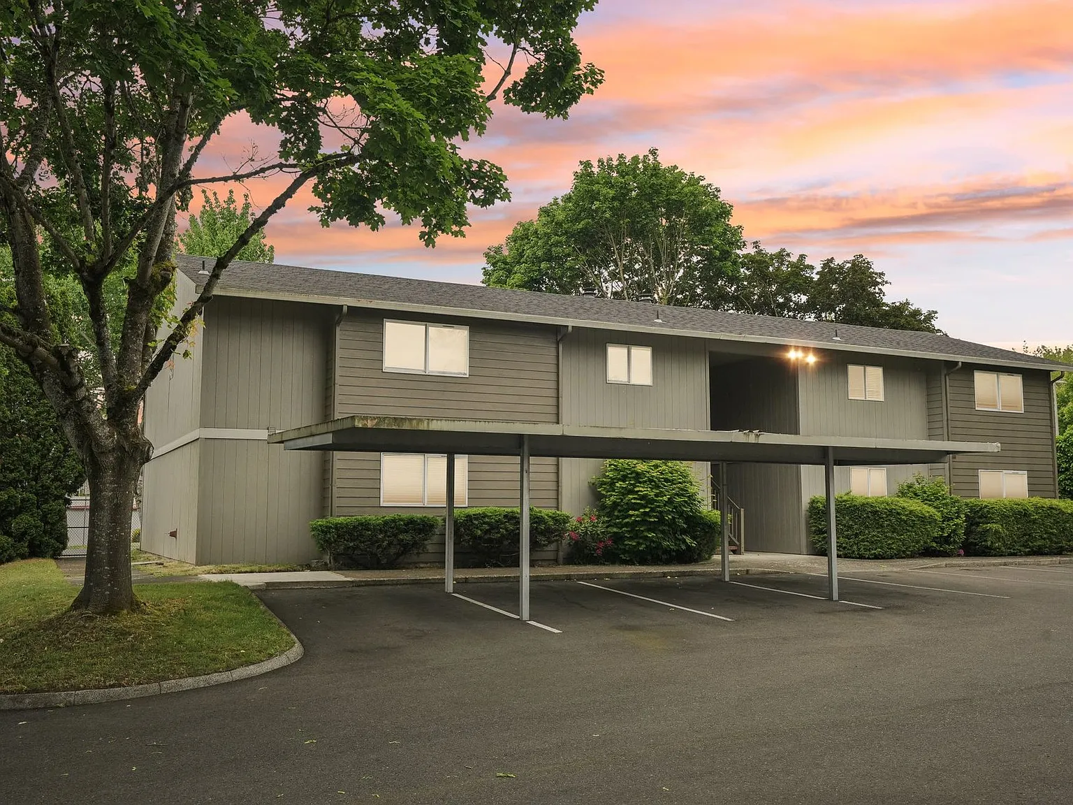 The Arch - Apartments & Townhomes — Photo 4