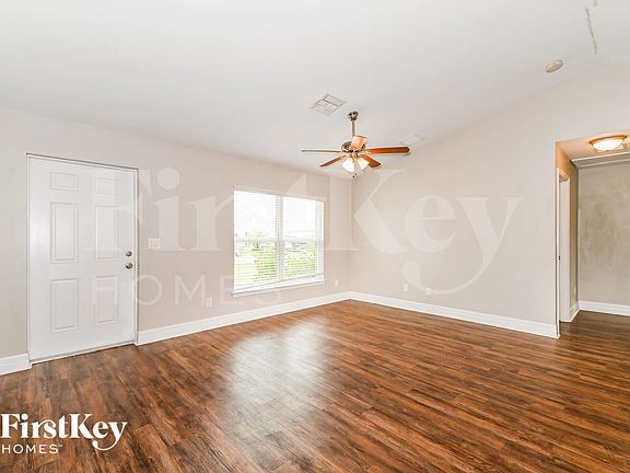 3rd image of 402 SW 19th Ter
