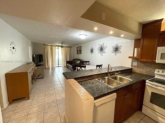 4th image of 2821 Somerset Dr APT 312