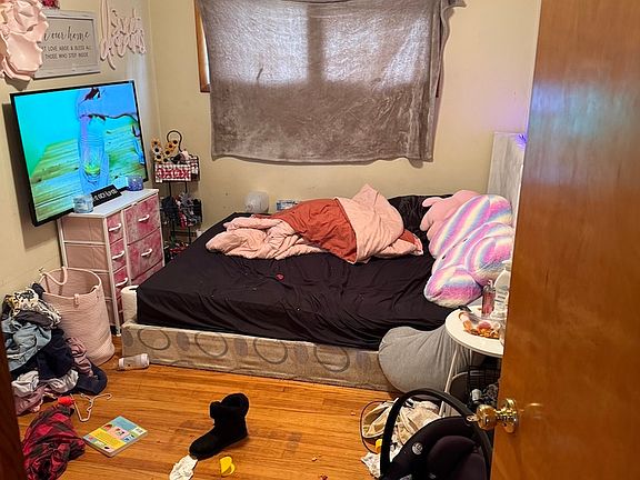 4th image of 3855 E Chestnut St