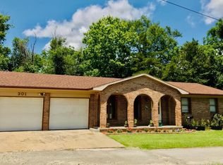 301 N 3rd St, Neodesha, KS 66757