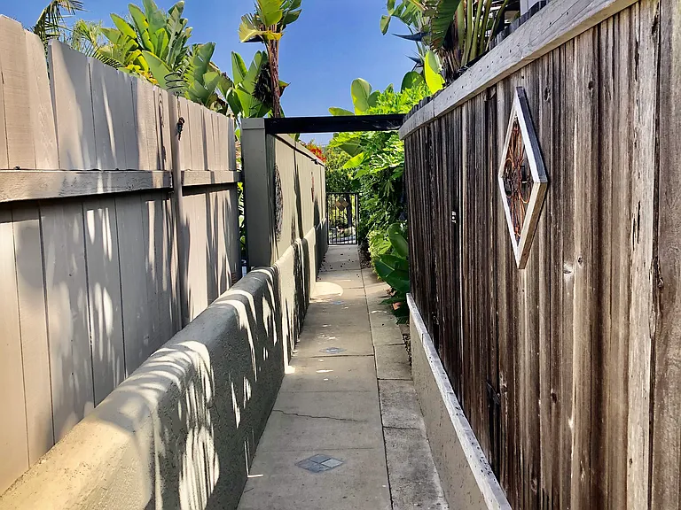 4585 Santa Monica Ave — Photo 17