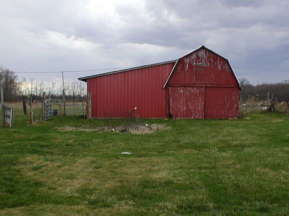 2nd smaller barn with chicken coup