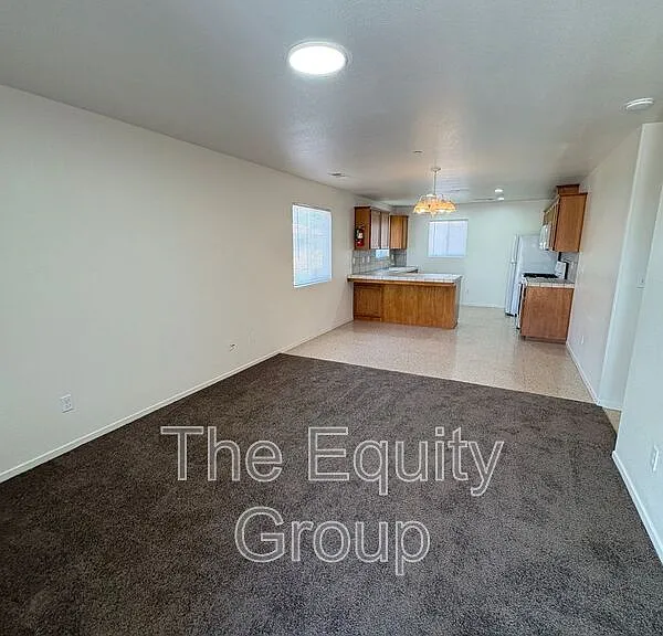 2106 W Lark Ave — Photo 3