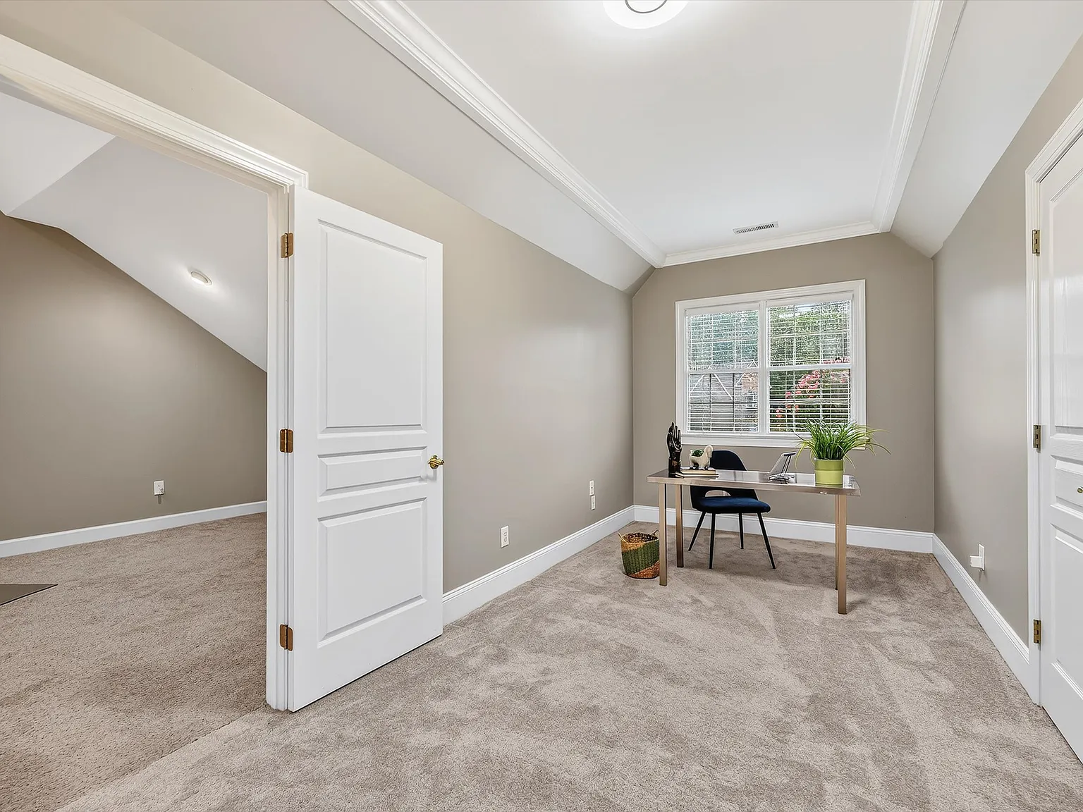 4 bed, 3387 sqft, $4,500 — Photo 4