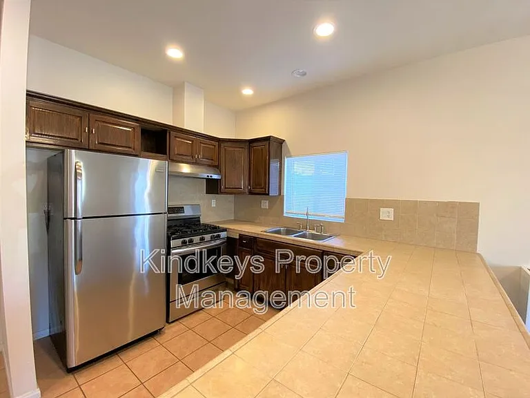 4674 Iowa St — Photo 4