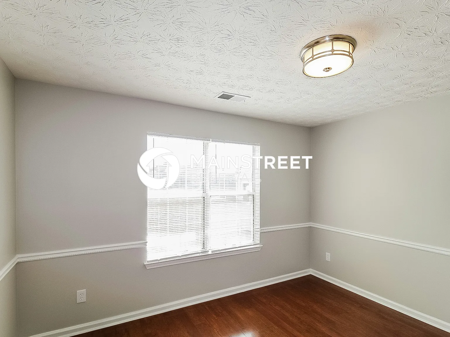 3057 N Oak Ct — Photo 3