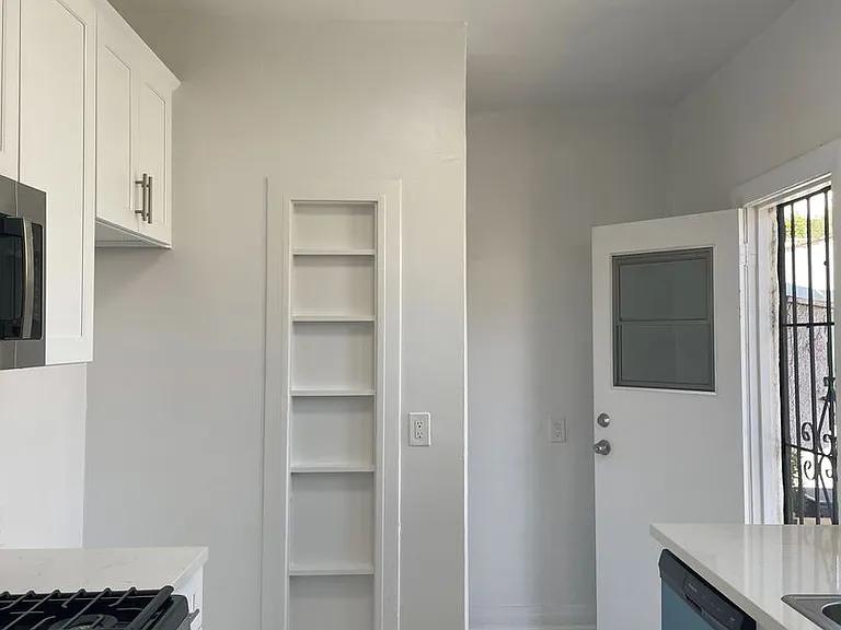 1002 N Sweetzer Ave — Photo 17