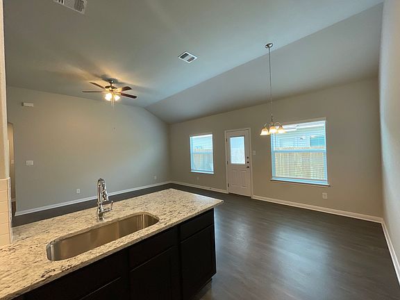 5th image of 413 Emma Dr