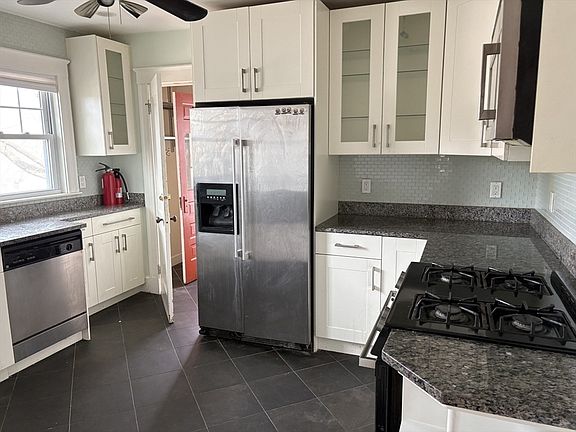 3rd image of 14 Harrington St #14