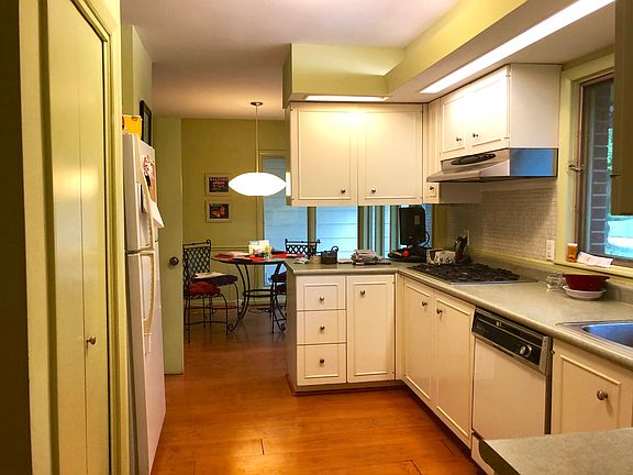 4th image of 126 Executive Estates Dr
