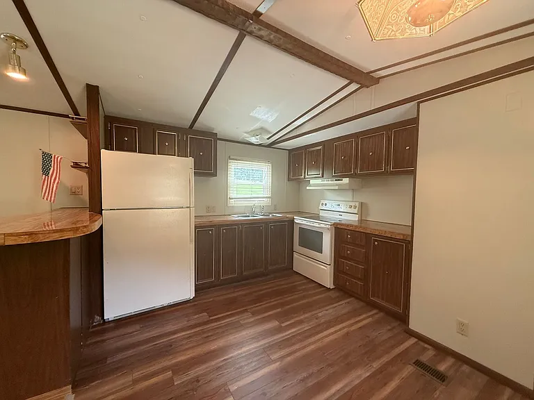 133 Patricia Ln — Photo 5