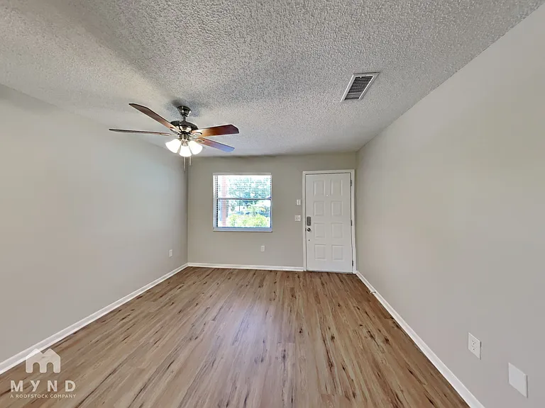 132 E Poinsettia St — Photo 2