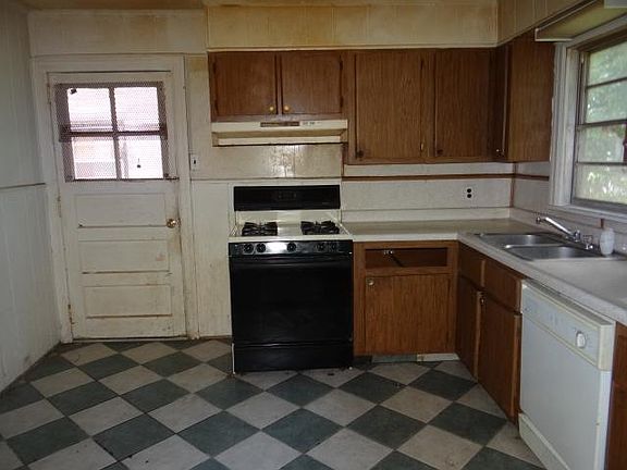 2nd image of 913 Moisant St