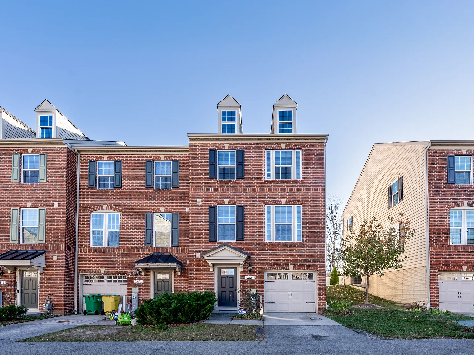 3 bed, 2.5 bath, 2340 sqft, $3,600 — Photo 1