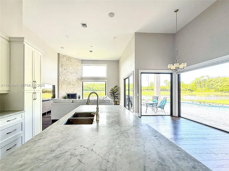 400 Alexandra Cir — Photo 17