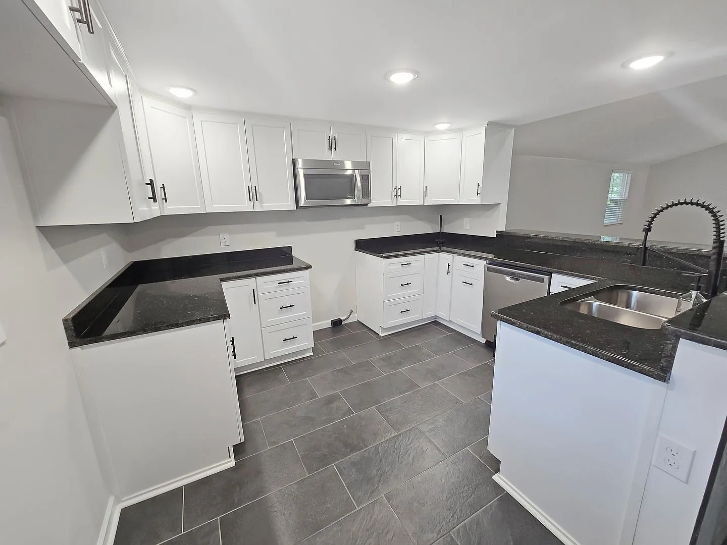 Completely Renovated 4 Bedroom/2 Bath Harvest/Monrovia Area — Photo 3
