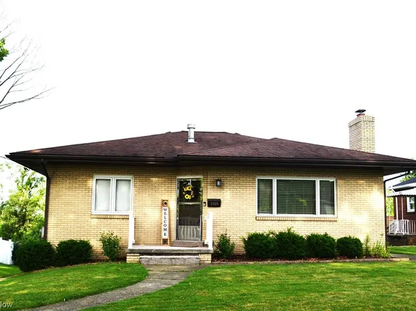 1323 Overlook Dr, Weirton, WV 26062