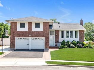 19 Devonshire Ct, Plainview, NY 11803