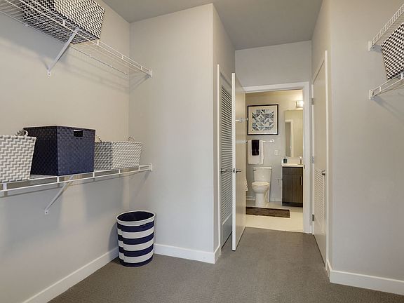 m.flats Walk-in Closet