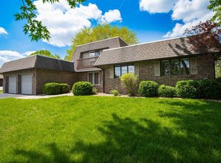 15 Cypress Point, Pekin, IL 61554