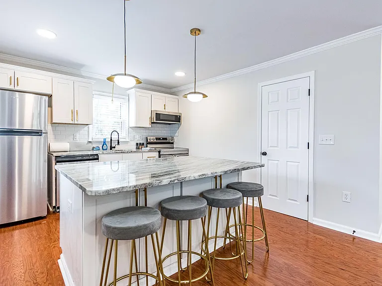 110 Jordan Ln — Photo 23