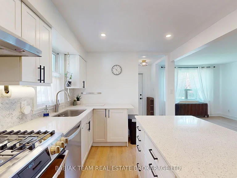 40 Alexander St — Photo 12