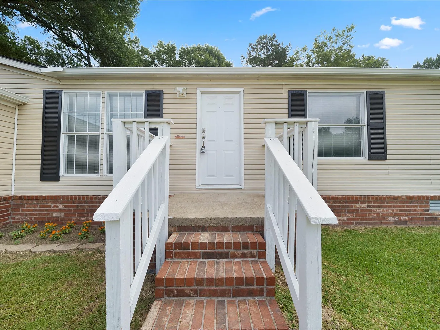 3 bed, 2.0 bath, 1344 sqft, $1,625 — Photo 2