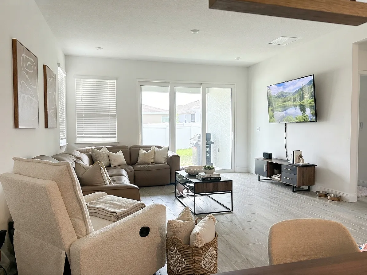 4 bed, 2.5 bath, 2100 sqft, $3,300 — Photo 2
