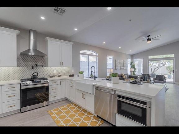 Gourmet kitchen all new appliances Bosch built in drawer microwave