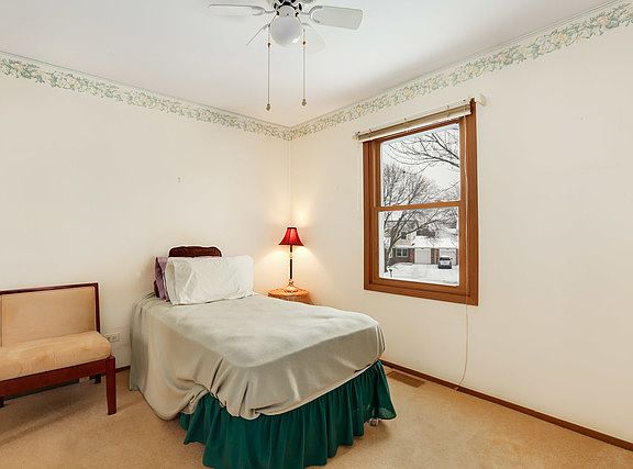 2nd image of 958 Foxwood Ct