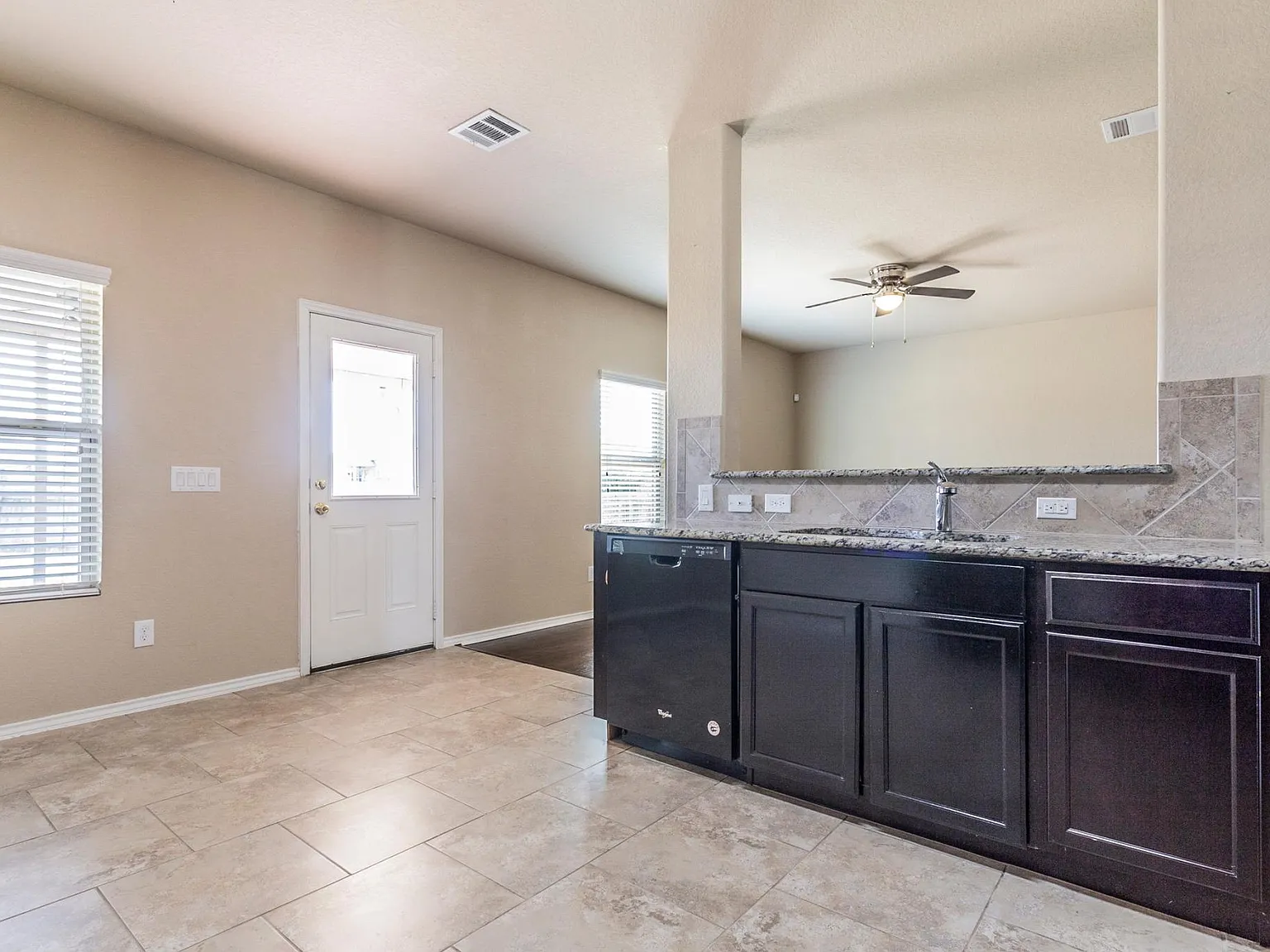 4 bed, 2.5 bath, 2506 sqft, $2,195 — Photo 4