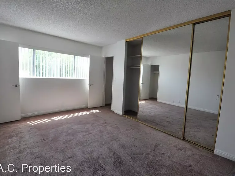 12245 Chandler Blvd — Photo 10