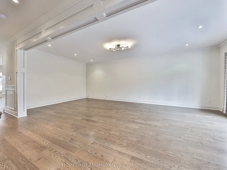 112 Kingsway Cres — Photo 4