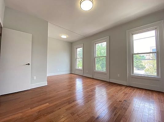 2nd image of 536 Willoughby Ave #2L