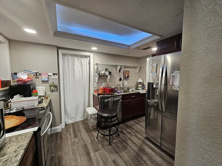 545 Oxford Ave — Photo 14