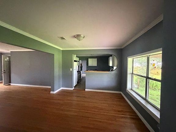 2nd image of 906 8th Ave