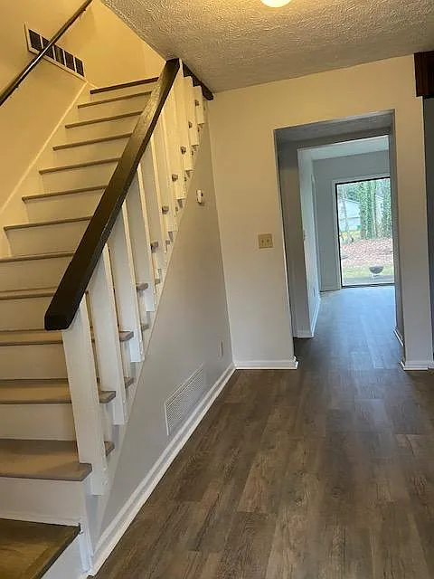 3 bed, 2.5 bath, 1568 sqft, $2,350 — Photo 2