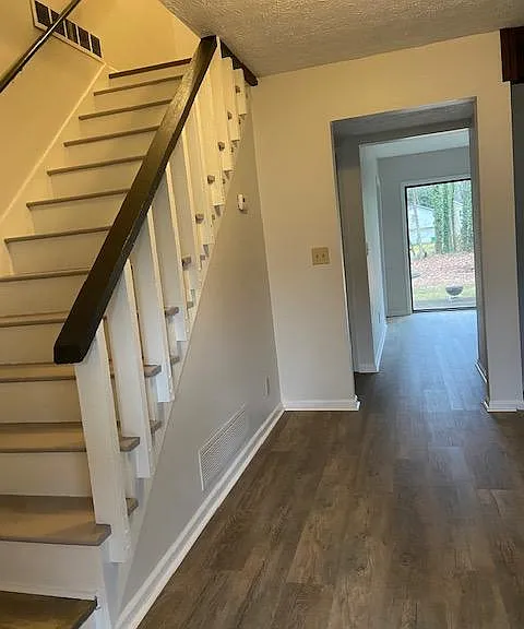 1576 Spender Dr — Photo 2