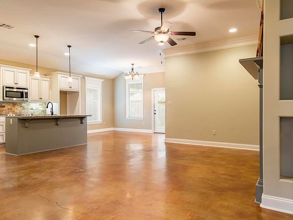 3rd image of 138 Sugarcreek Dr