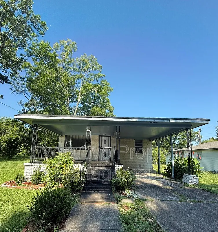 3 bed, 1.0 bath, 927 sqft, $1,100 — Photo 1
