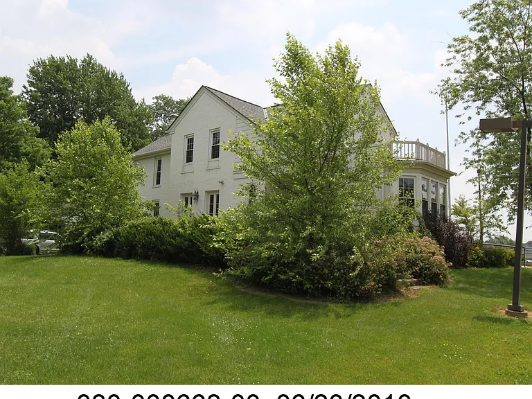 135 E Walnut St — Photo 1
