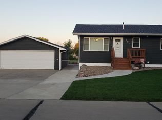 203 N Henry Ave, Oacoma, SD 57365