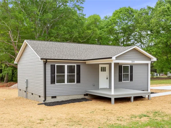 304 Hill St, Westminster, SC 29693