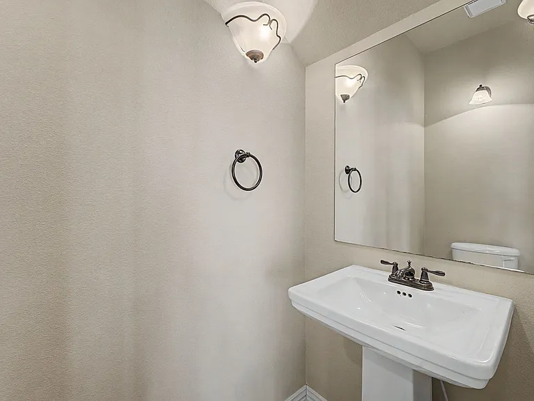592 N Longfellow Ln — Photo 17
