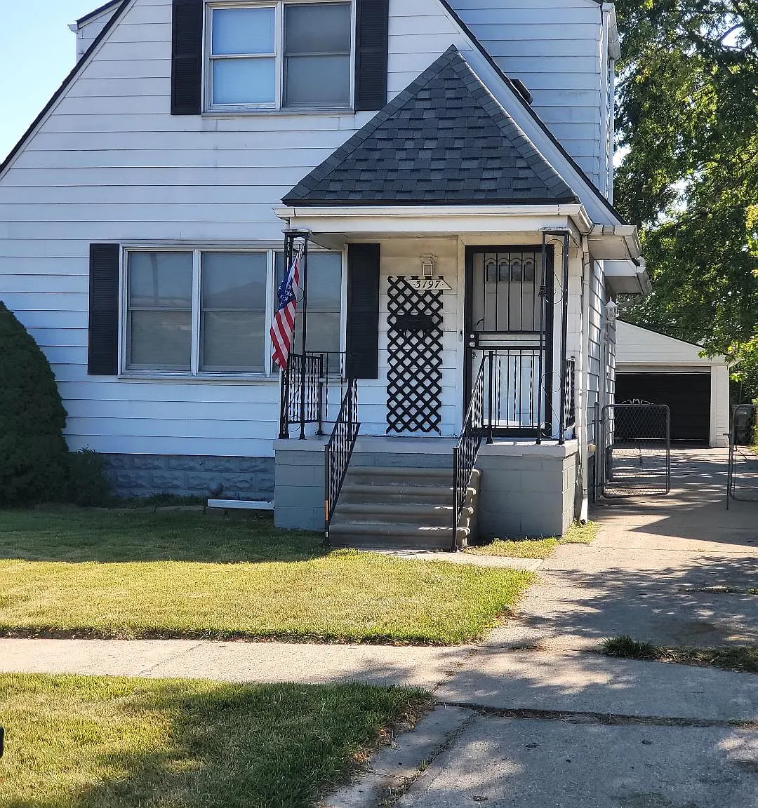 3 bed, 924 sqft, $1,600 — Photo 1