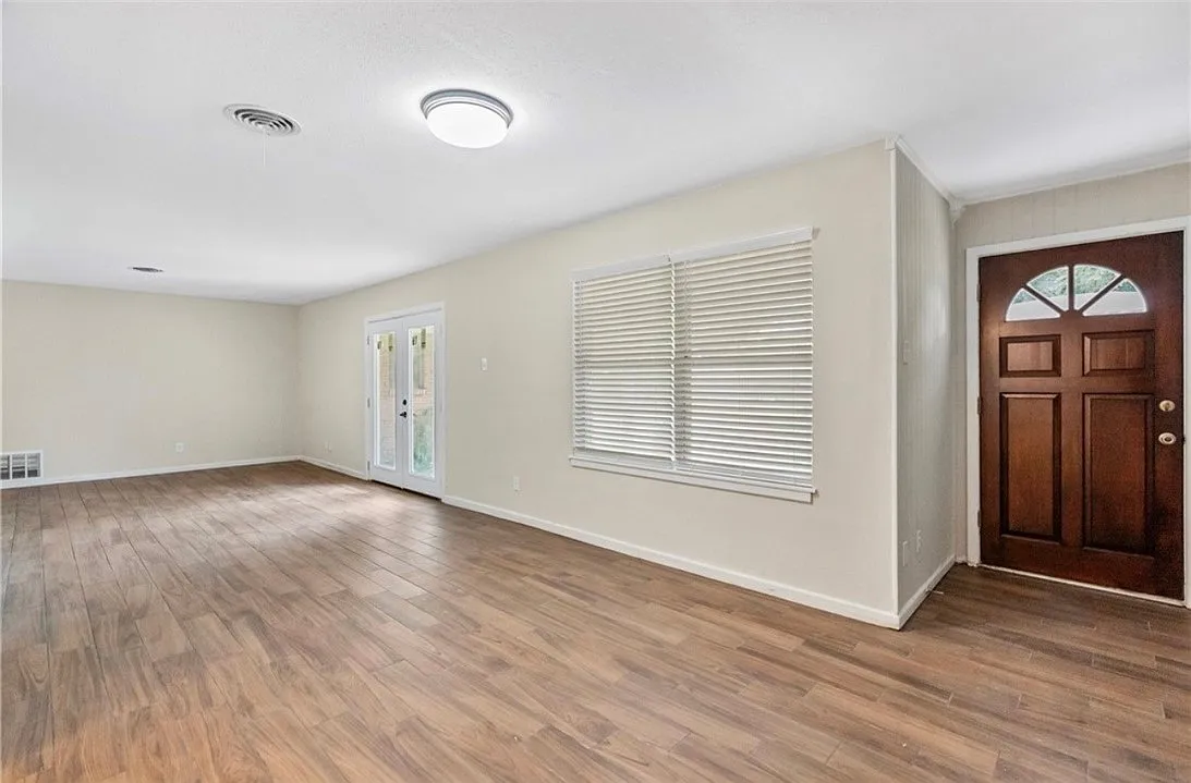 3 bed, 2.0 bath, 2023 sqft, $2,000 — Photo 4