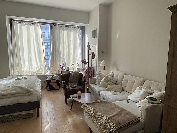 4th image of 75 Wall St APT 25H