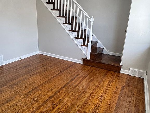 3rd image of 4643 Weymouth St